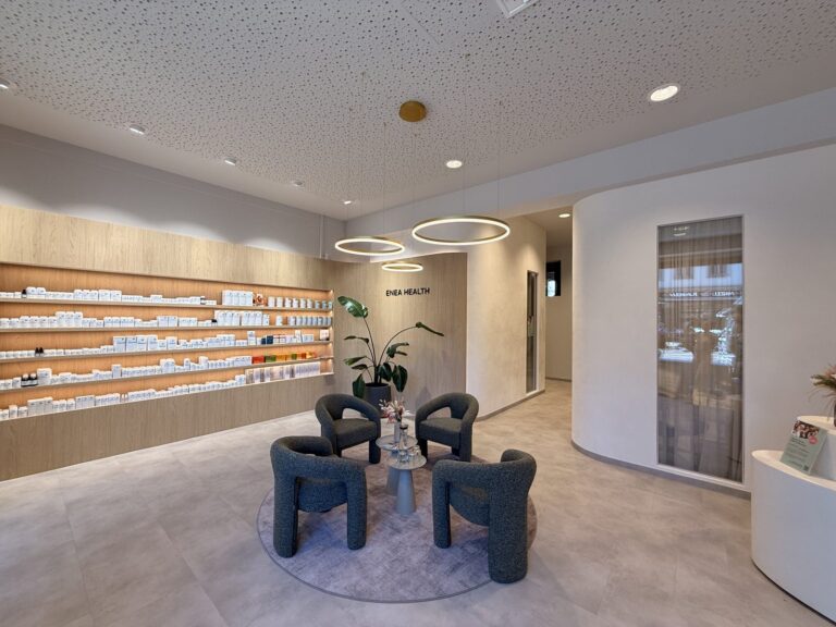 Innenraum von ENEA HEALTH Berlin mit Sitzgruppe und Produktregal